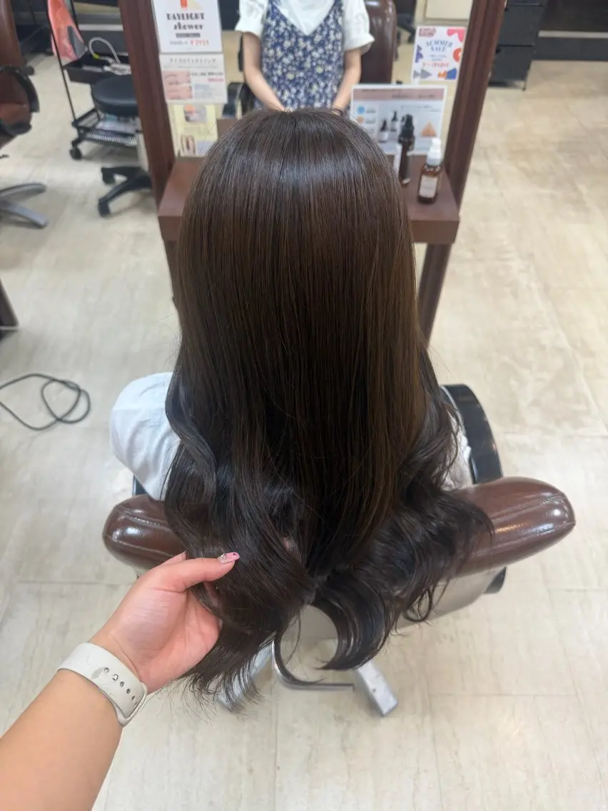 ロング 岸田 奈々／ 艶髪／トレンドカラーのヘアスタイル