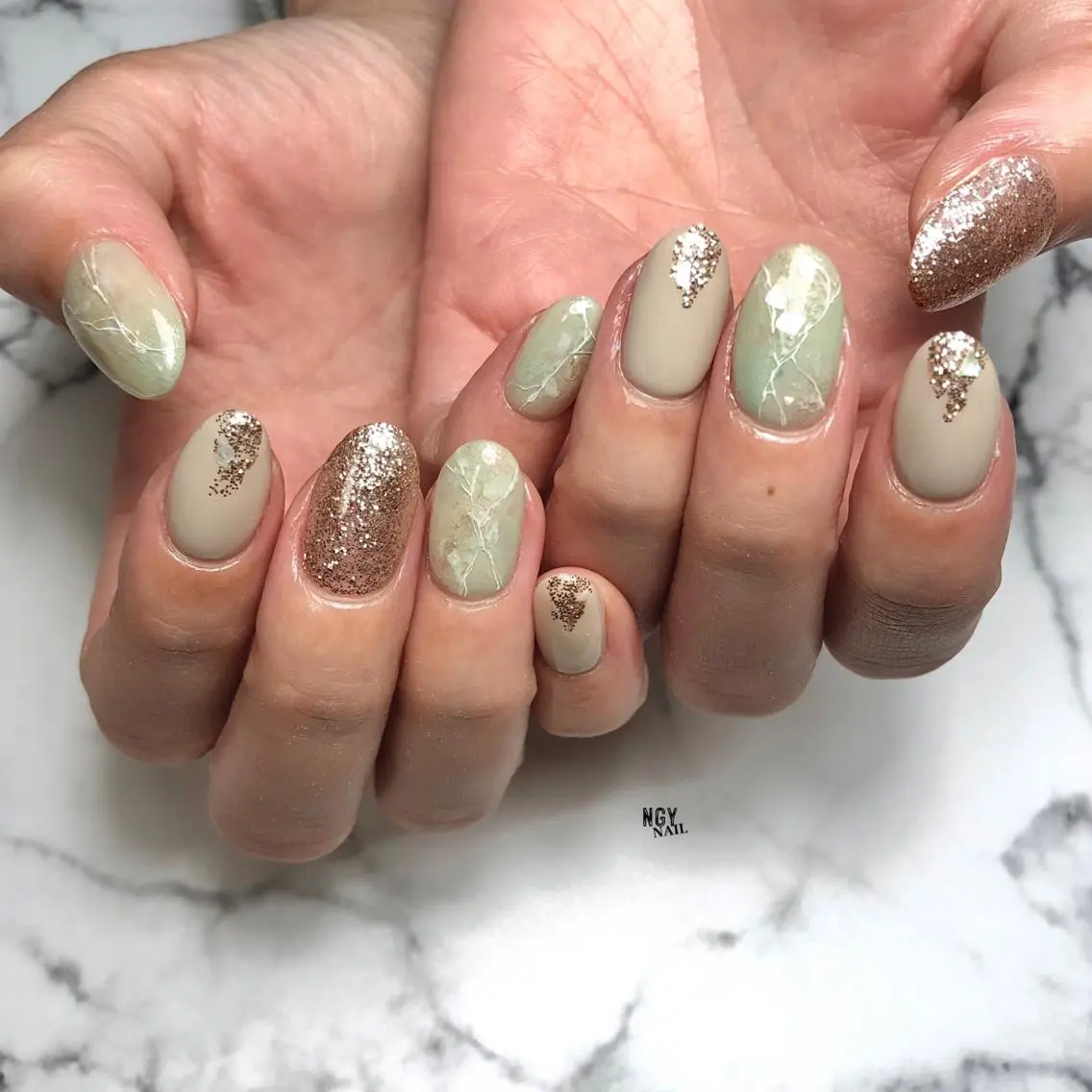 ネイル ジェルネイル グリーン ラメ(グリッター) 大理石ネイル(マーブル) ニュアンスネイル ハンドネイル NAIL NOWのネイルデザイン
