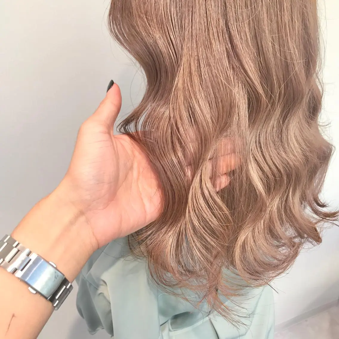 セミロング カラー 🩵ハイトーン 美咲🩵のヘアスタイル