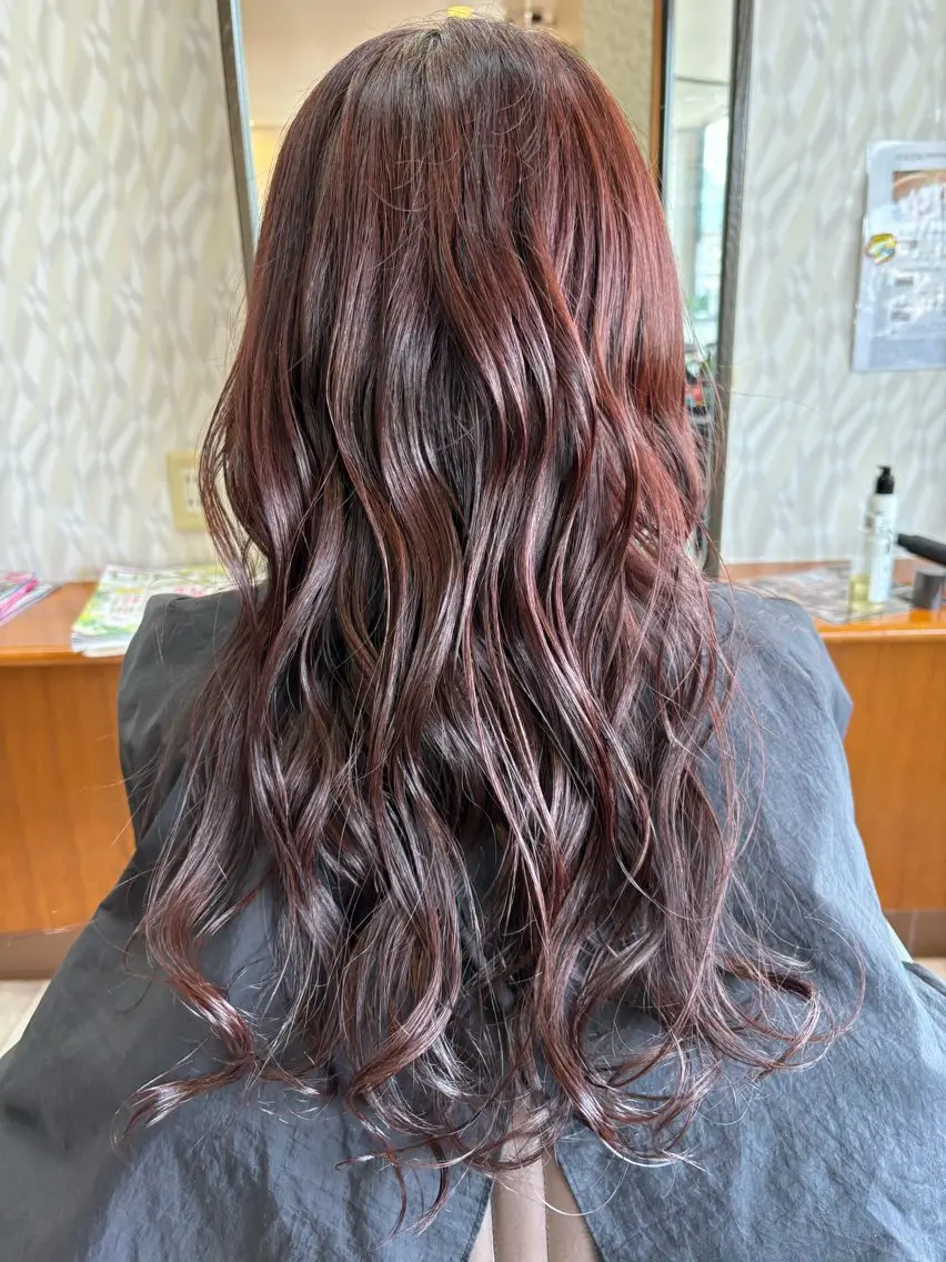 ロング カラー ブラウンカラー カシス ピンクカラー ピンクブラウン カット パーマ 亀山 来未のヘアスタイル