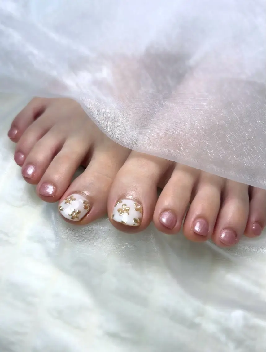 ネイル フラワーネイル ゴールド フットネイル nailsalon Ecliaのネイルデザイン