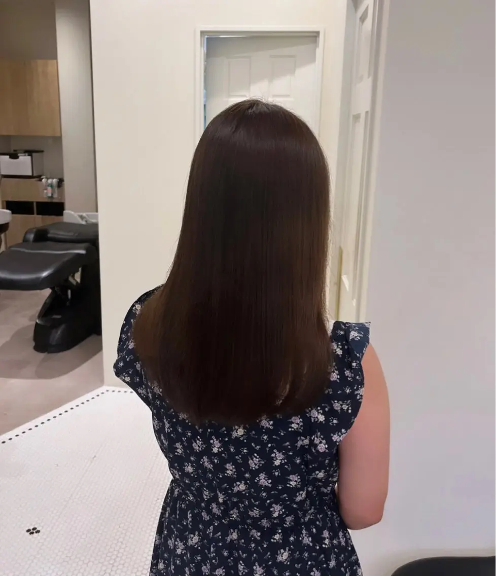 ロング カラー ブラウンカラー オリーブブラウン ヘアカラー トリートメント りく レイヤーカット ケアブリーチのヘアスタイル
