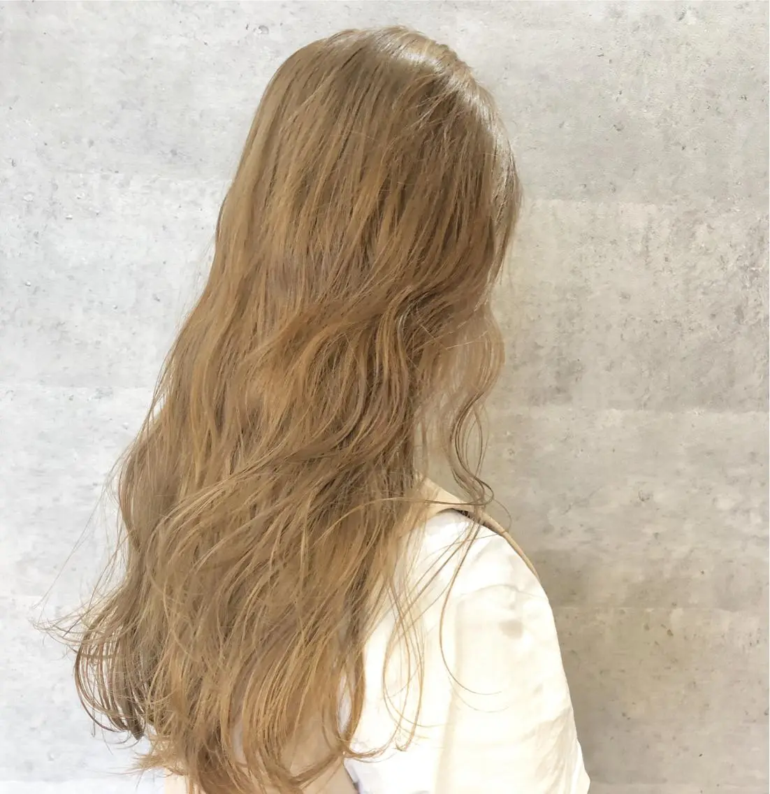 ロング カラー ベージュカラー ブリーチ 髪質改善で 憧れの潤艶美髪にのヘアスタイル