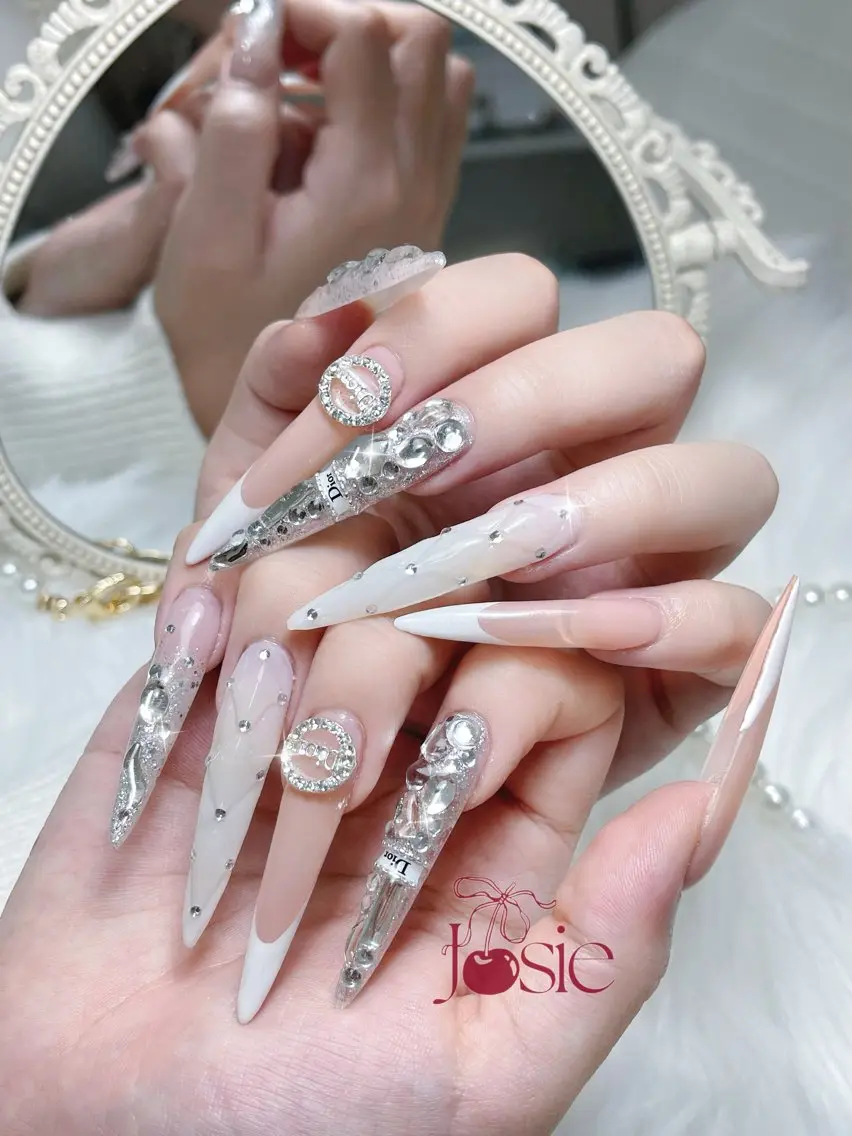 ネイル キラキラネイル 韓国ネイル ロングネイル ワンホンネイル ハンドネイル Josie nail salonのネイルデザイン
