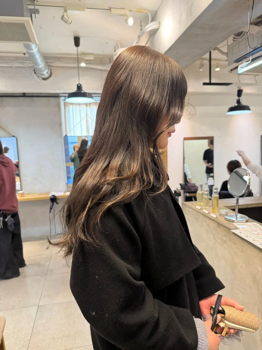 ロング カラー ミルクティー× グレージュMOMOのヘアスタイル