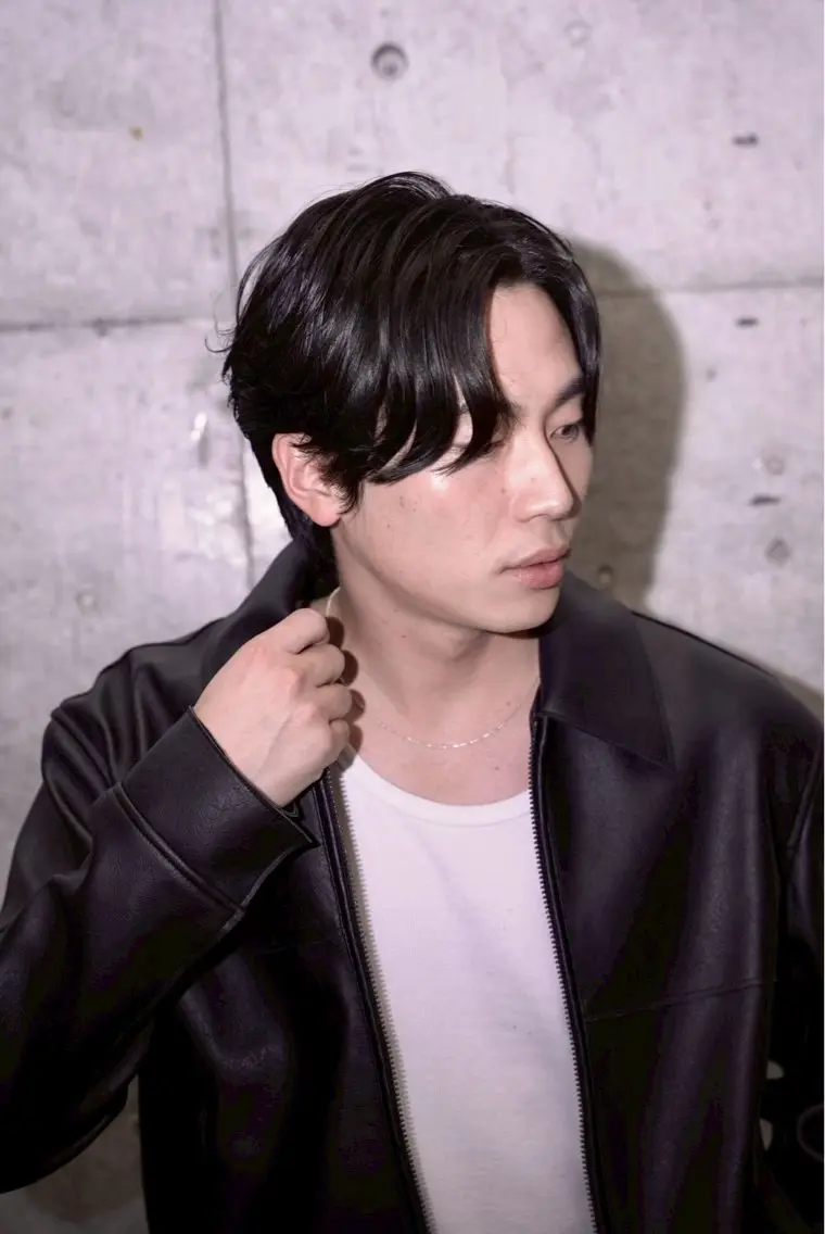 ミディアム メンズ ミディアムパーマ メンズブリーチ センターパート フェードカット メンズパーマ メンズサロン kiyoのヘアスタイル