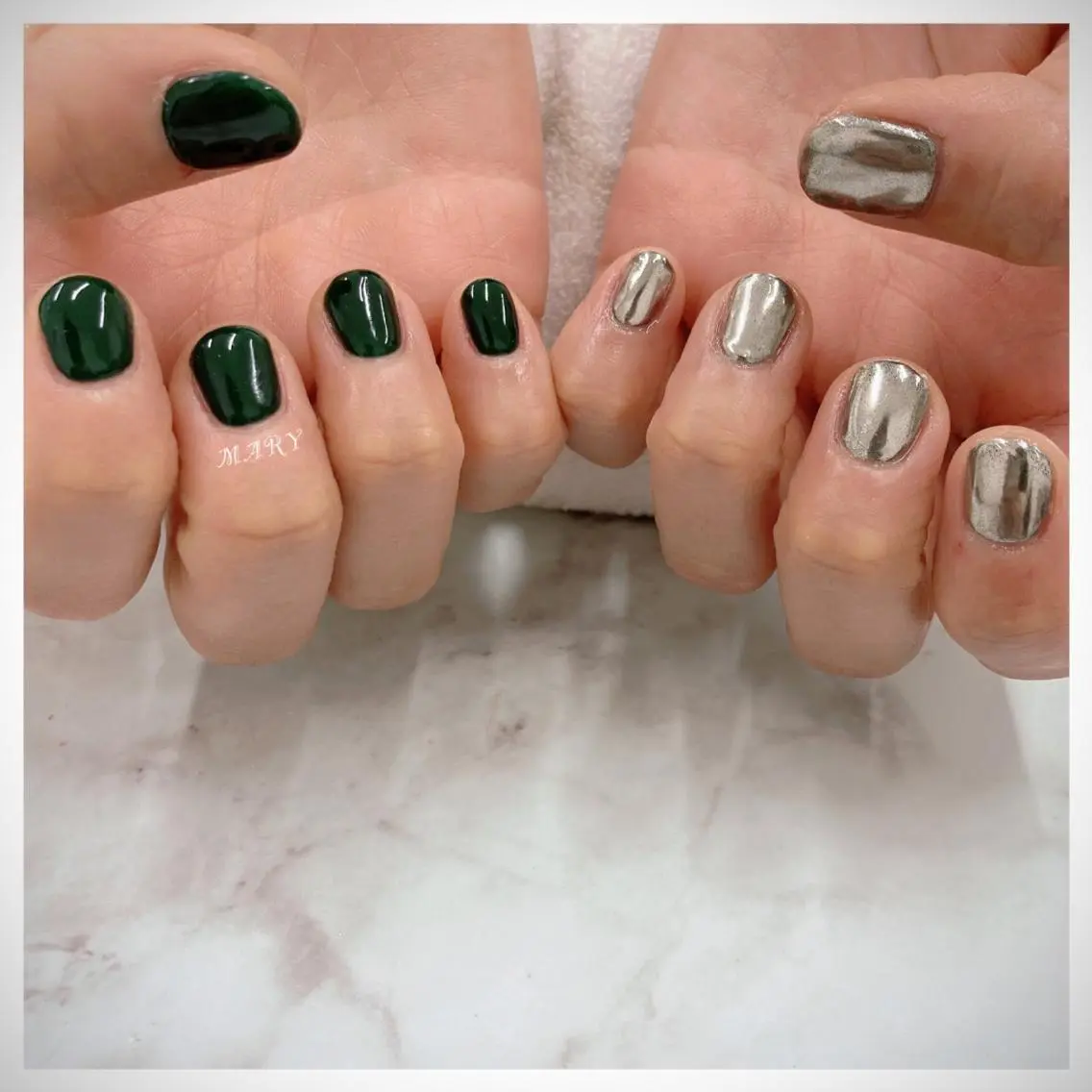 ネイル グリーン ミラーネイル ニュアンスネイル ワンカラーネイル ショートネイル ハンドネイル Mary nail .narumiのネイルデザイン