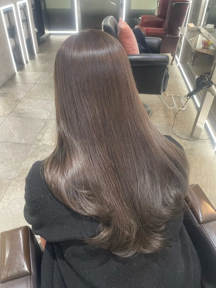 ロング レイヤーカット カット ヘアカラー ユナ ナチュラル／透明感のヘアスタイル