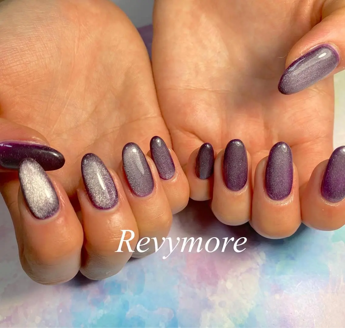 ミディアム ネイル パープルカラー ジェルネイル マグネットネイル ニュアンスネイル オフィスネイル nail salon Revymoreのネイルデザイン