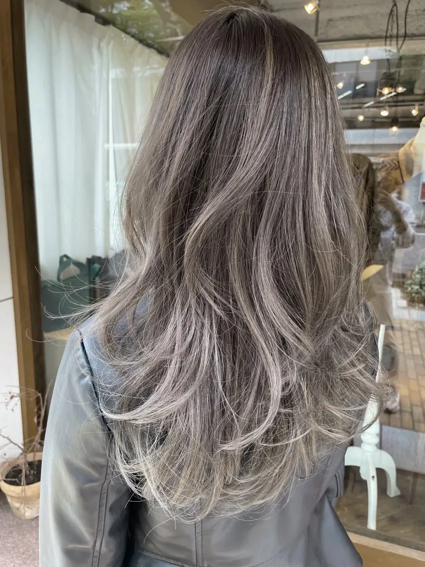 セミロング カラー ブリーチ シルバー レイヤーカット ヘアカラー トリートメント 山本 雅由のヘアスタイル