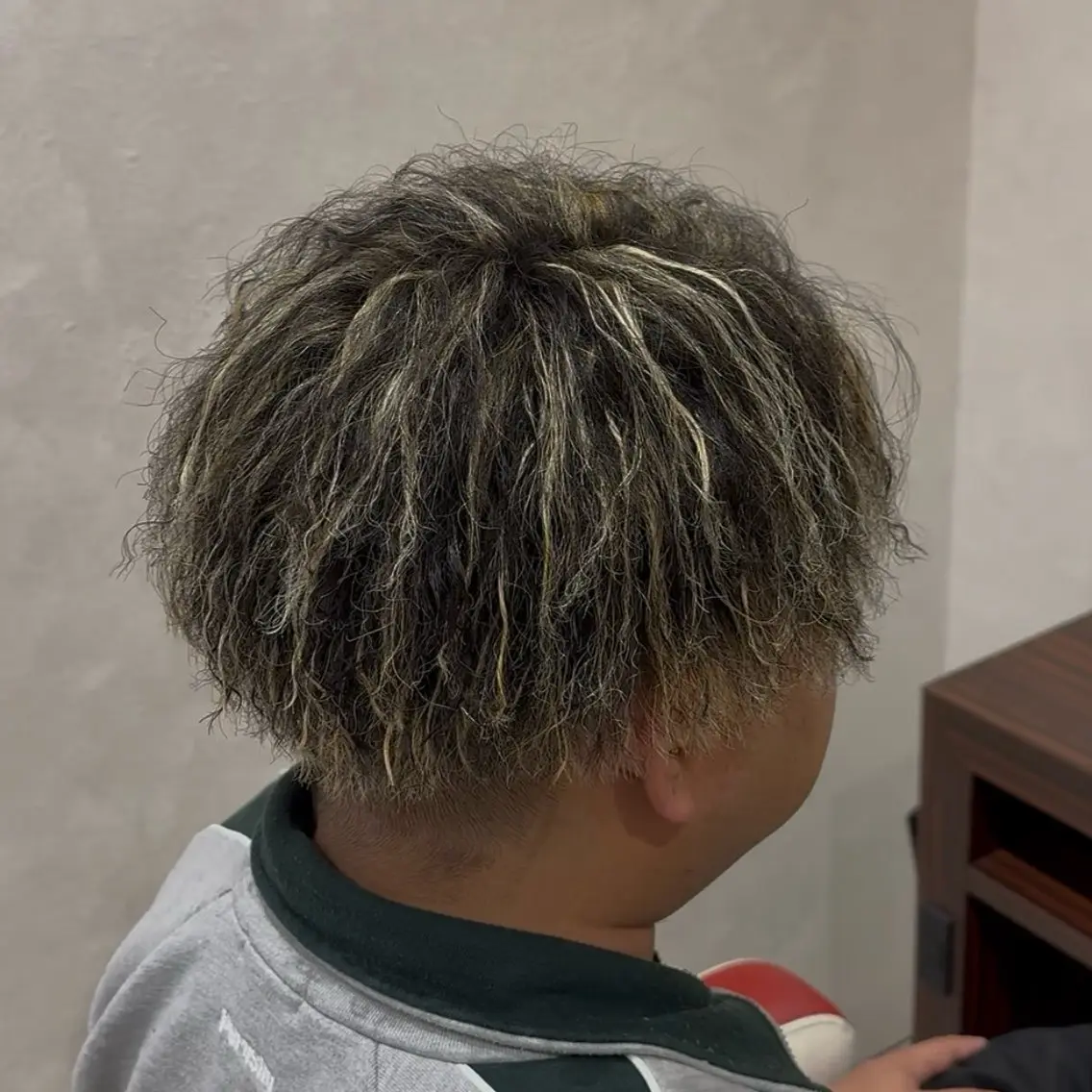 カラー パーマ メンズ メンズハイライト メンズパーマ メンズツイストパーマ ハイライトカラー ツイストパーマ ✂︎山﨑 涼太✂︎のヘアスタイル