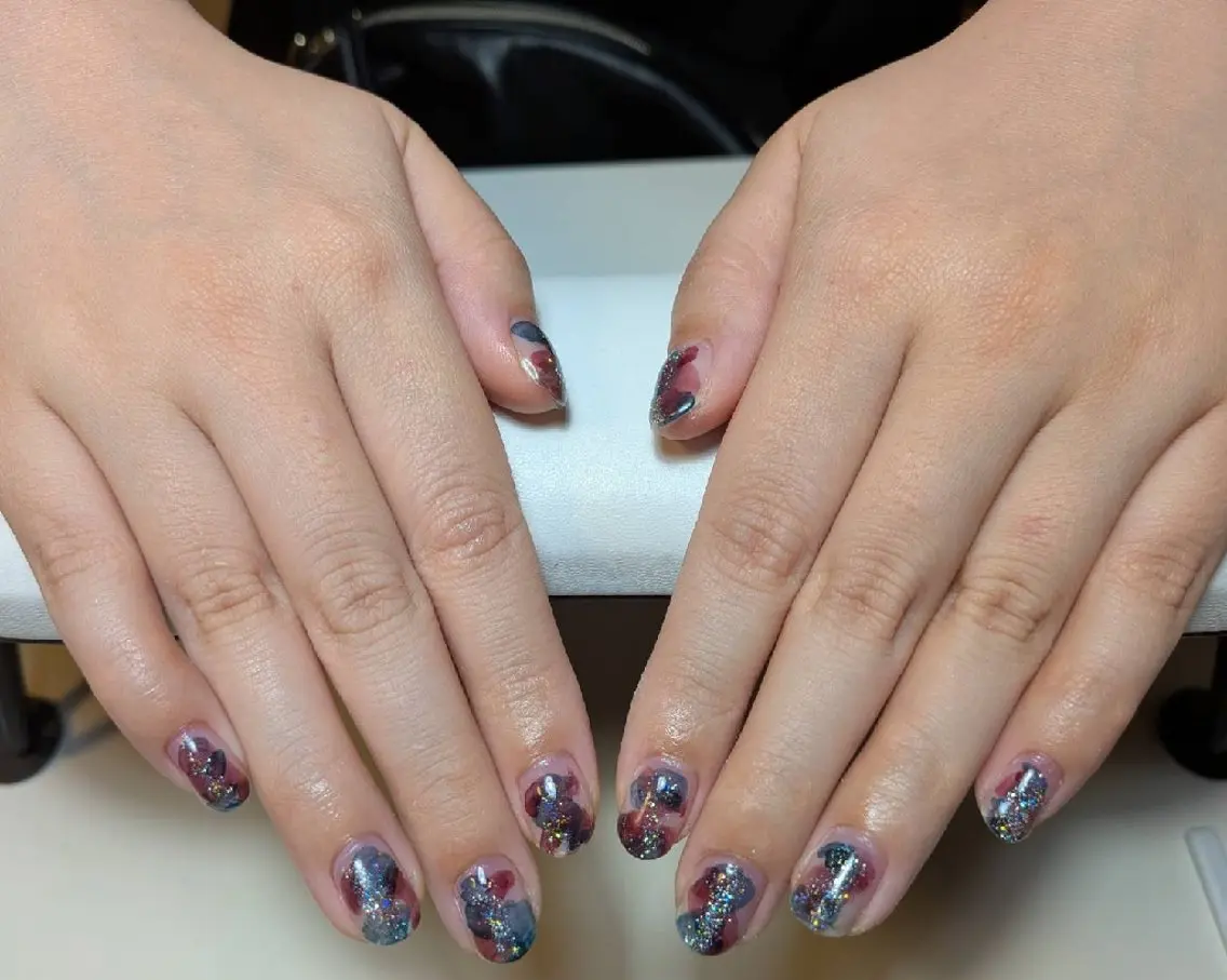 ネイル グラデーション ネイビー ニュアンスネイル 赤色 AKI🐈⬛✨️ Venus Nailのネイルデザイン