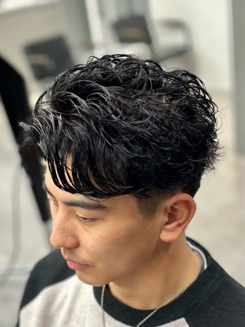 パーマ メンズ フェードカット フェザーパーマ メンズパーマ 【ØVARL】🦁 メンズパーマ/レオのヘアスタイル