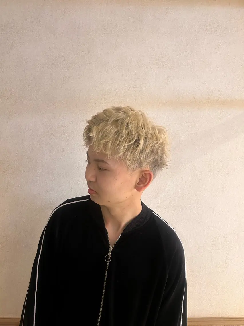 ショート カラー メンズ メンズインナーカラー メンズパーマ 波巻きパーマ ベージュカラー ダブルカラー ヘアカラー 保坂 駿太郎のヘアスタイル