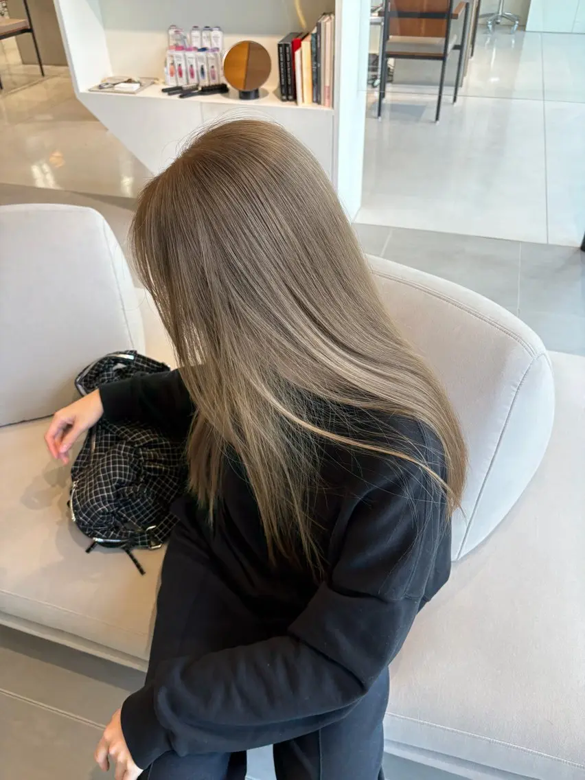 ロング カラー ベージュカラー ブリーチ 透明感カラー ダブルカラー グレージュ ヘアカラー トリートメント 高発色ブリーチ/ ハイレイヤー🪽aiのヘアスタイル
