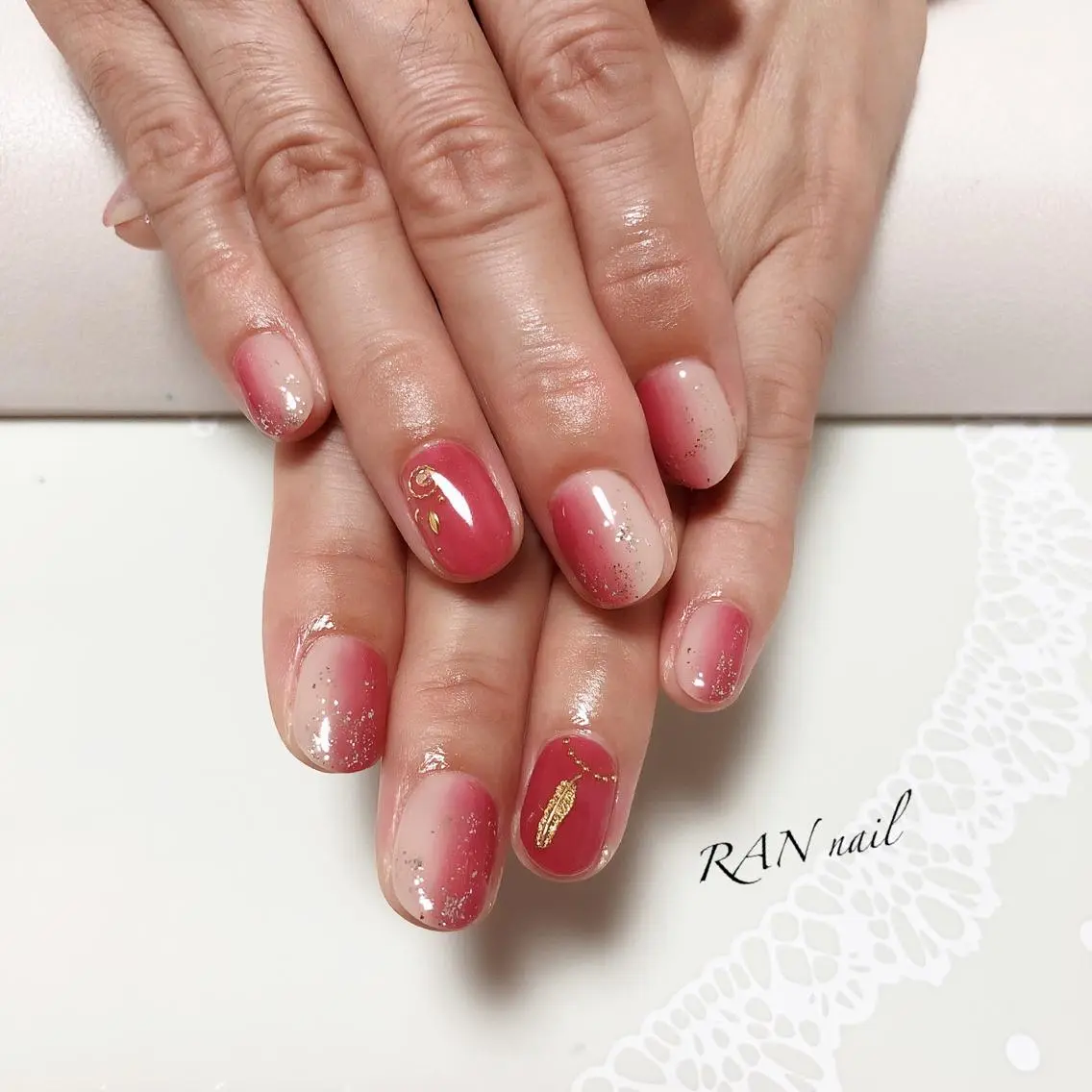 ネイル フットネイル グラデーション キラキラネイル オフィスネイル 赤色 ハンドネイル フットネイル RAN nailのネイルデザイン