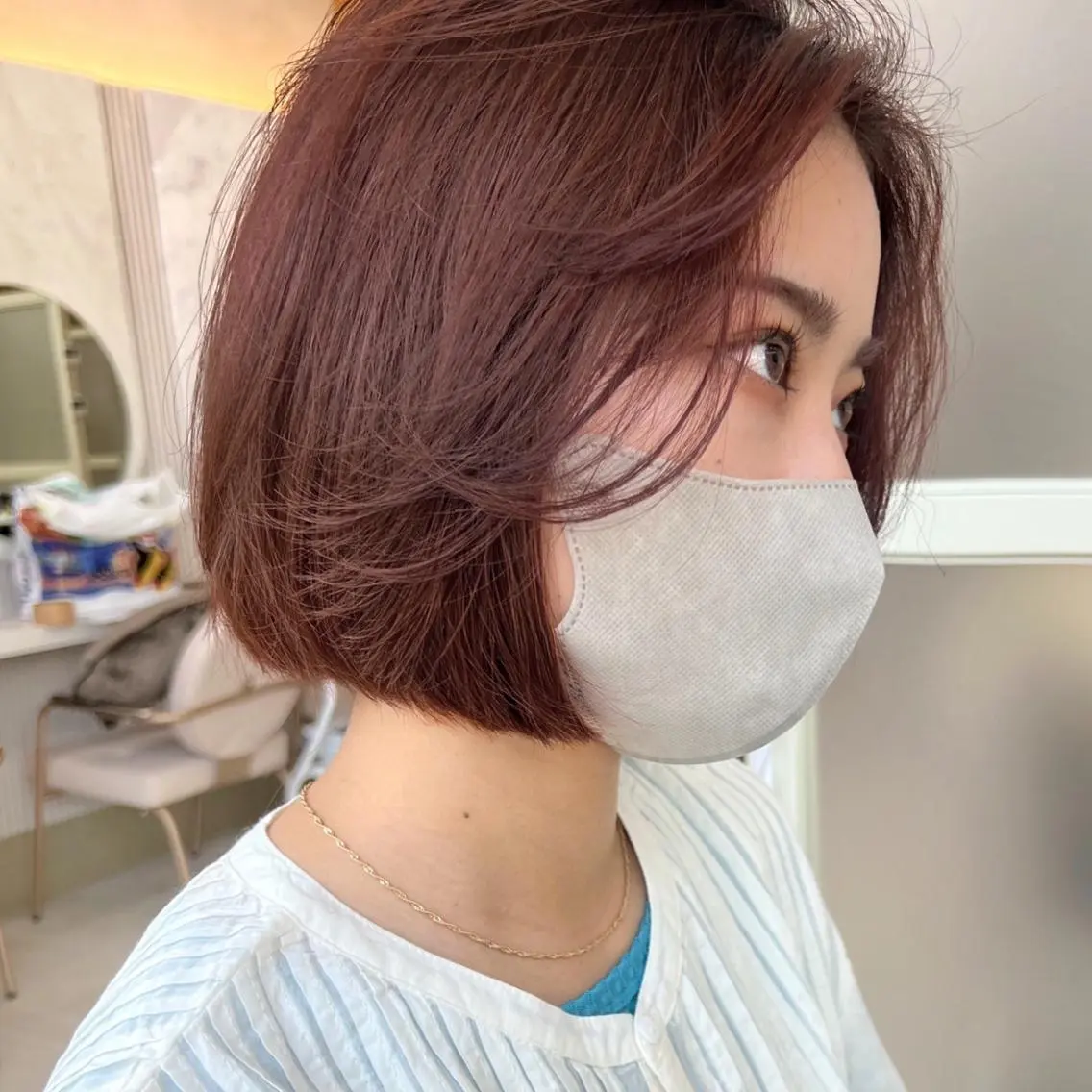 ショート カラー ミストバング グレージュ ボブ くびれヘア 斜めバング カット ヘアカラー トリートメント レイヤー専門家 ダブルカラー修のヘアスタイル