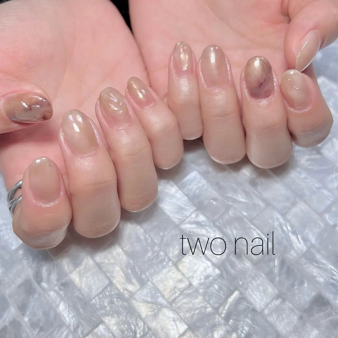 ネイル アートネイル ブラウン ネイルチップ ホワイト ハンドネイル two nailのネイルデザイン