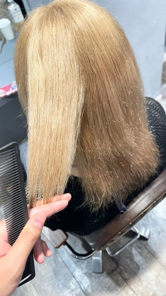セミロング カラー ベージュカラー ブリーチ ブロンド ホワイトブロンド 大人男子の メンズパーマのヘアスタイル