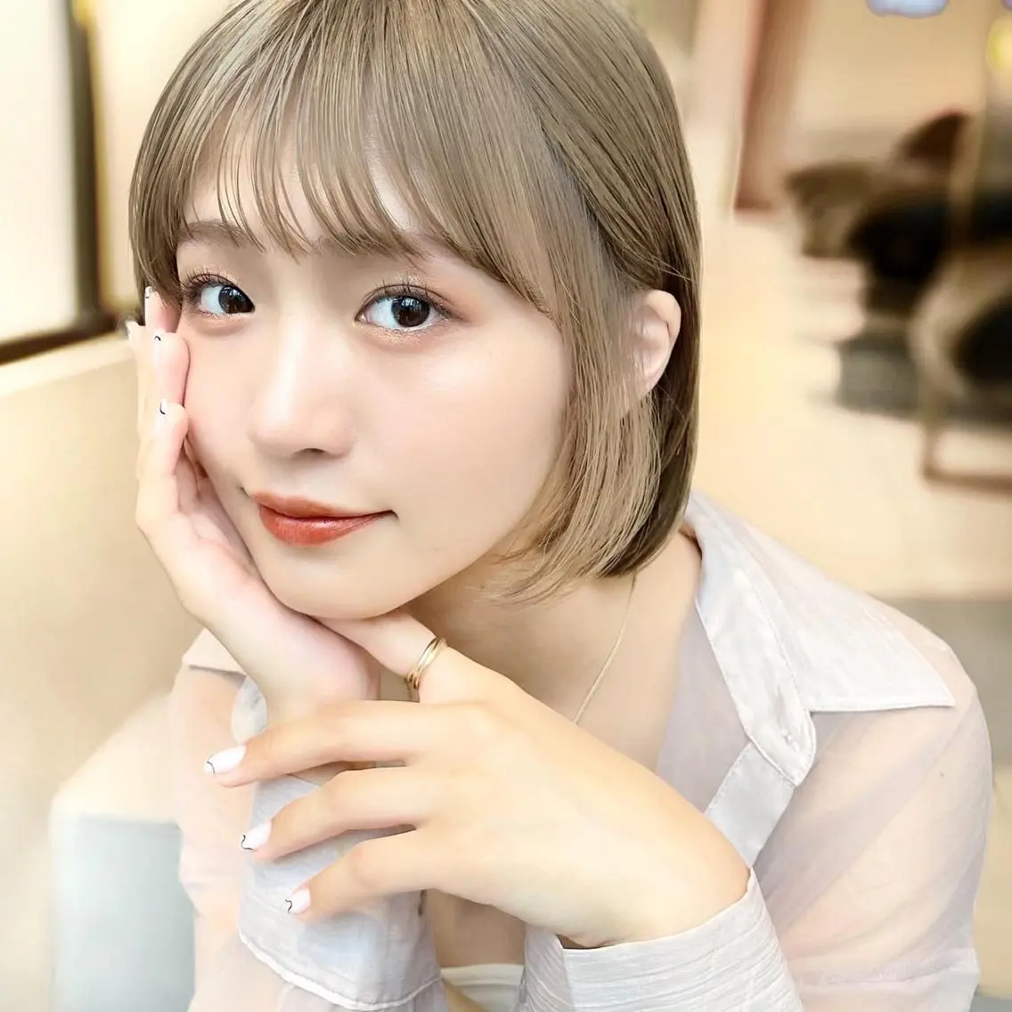 ショート カラー 切りっぱなしボブ 前下がりボブ ブリーチ グレージュ イルミナカラー カット ヘアカラー トリートメント レイヤー専門家 ダブルカラー修のヘアスタイル