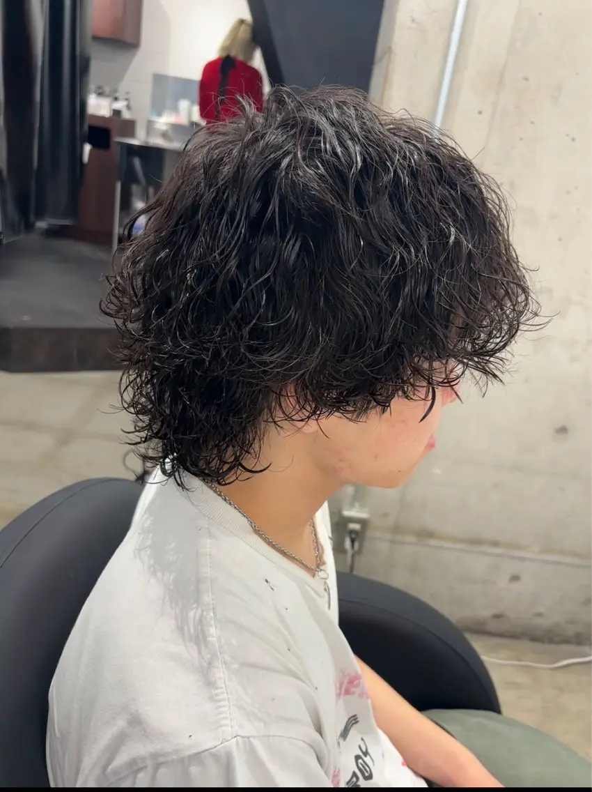 ミディアム パーマ メンズ ミディアムパーマ メンズパーマ 波巻きパーマ メンズウルフカット 伸ばしかけ 福岡美容室【pia】 タイヘイのヘアスタイル