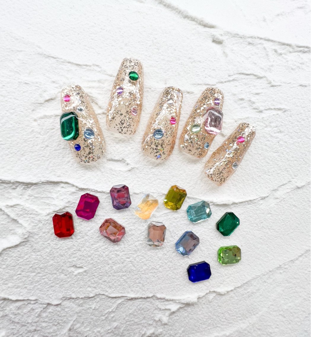💎🔮💍 ✨ビジューネイル💎🔮💍 ✨ビジュー4個💍💎ベースラメワンカラー選べます🌟オフ込み7400円の写真