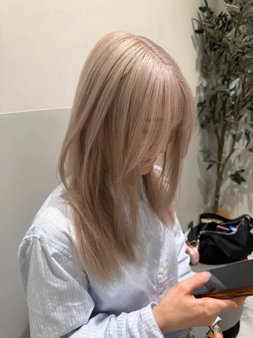 セミロング 髪質改善 カット ヘアカラー トリートメント 〻ツヤハイトーン🩰 🤍HARUCAのヘアスタイル