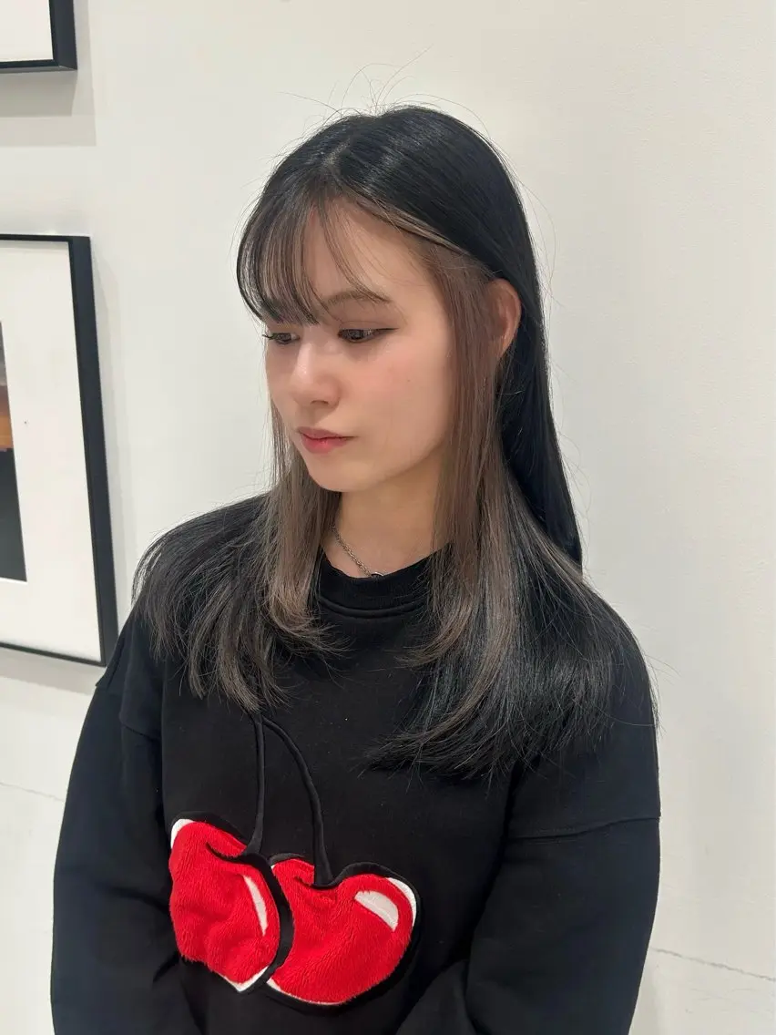 セミロング カラー 黒髪 インナーカラー カット ヘアカラー 大長 広菜のヘアスタイル