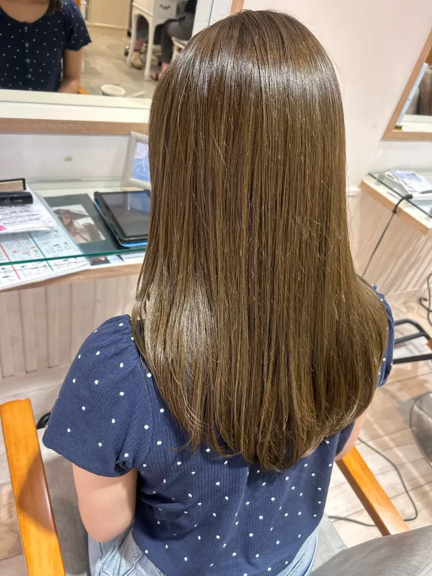 セミロング カラー ベージュカラー オリーブベージュ カット ヘアカラー トリートメント 大川 夏実のヘアスタイル