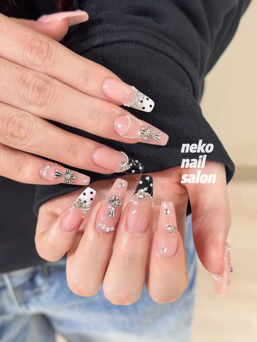 ネイル ドット フレンチネイル ガーリー 持ち込み ワンホンネイル ハンドネイル neko nailのネイルデザイン