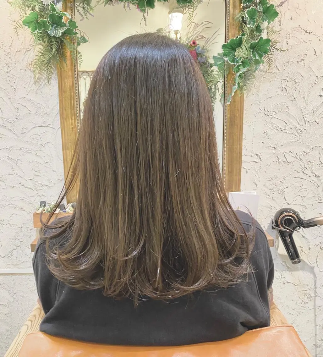 セミロング カラー ブリーチ グラデーションカラー ブリーチなしカラー よこもり あいのヘアスタイル