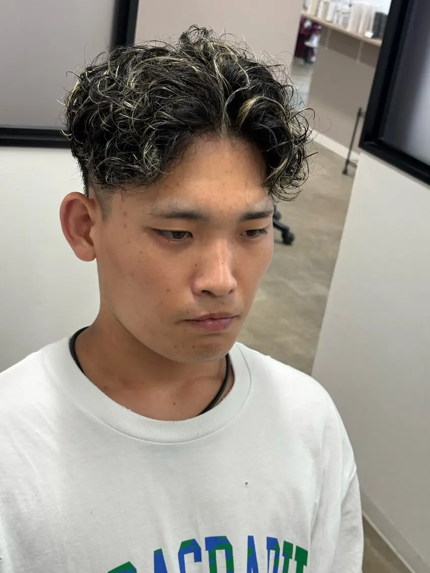 カラー パーマ メンズ メンズメッシュ メンズパーマ メッシュ スパイラルパーマ カット ヘアカラー パーマ トリートメント ケアパーマ/波巻き/ プードル/武田一馬のヘアスタイル