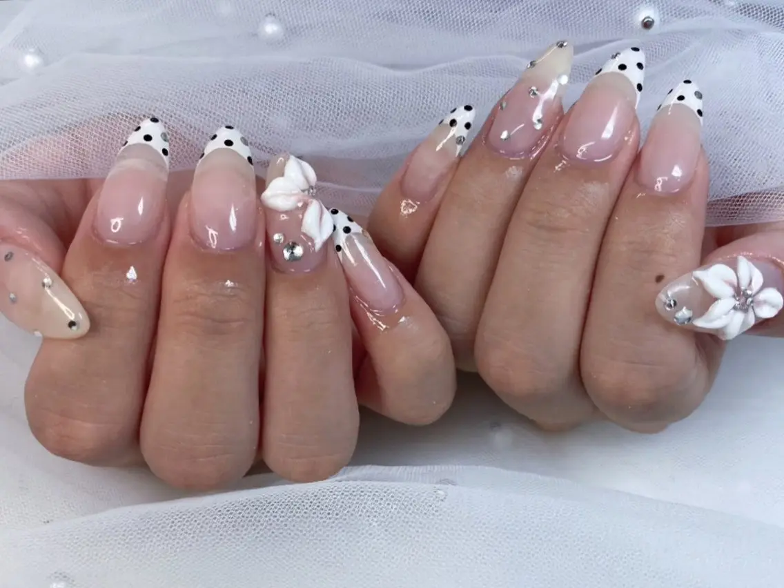 ネイル フラワーネイル フレンチネイル ガーリー ハンドネイル ハンドケア 心斎橋Salon Epokkuのネイルデザイン