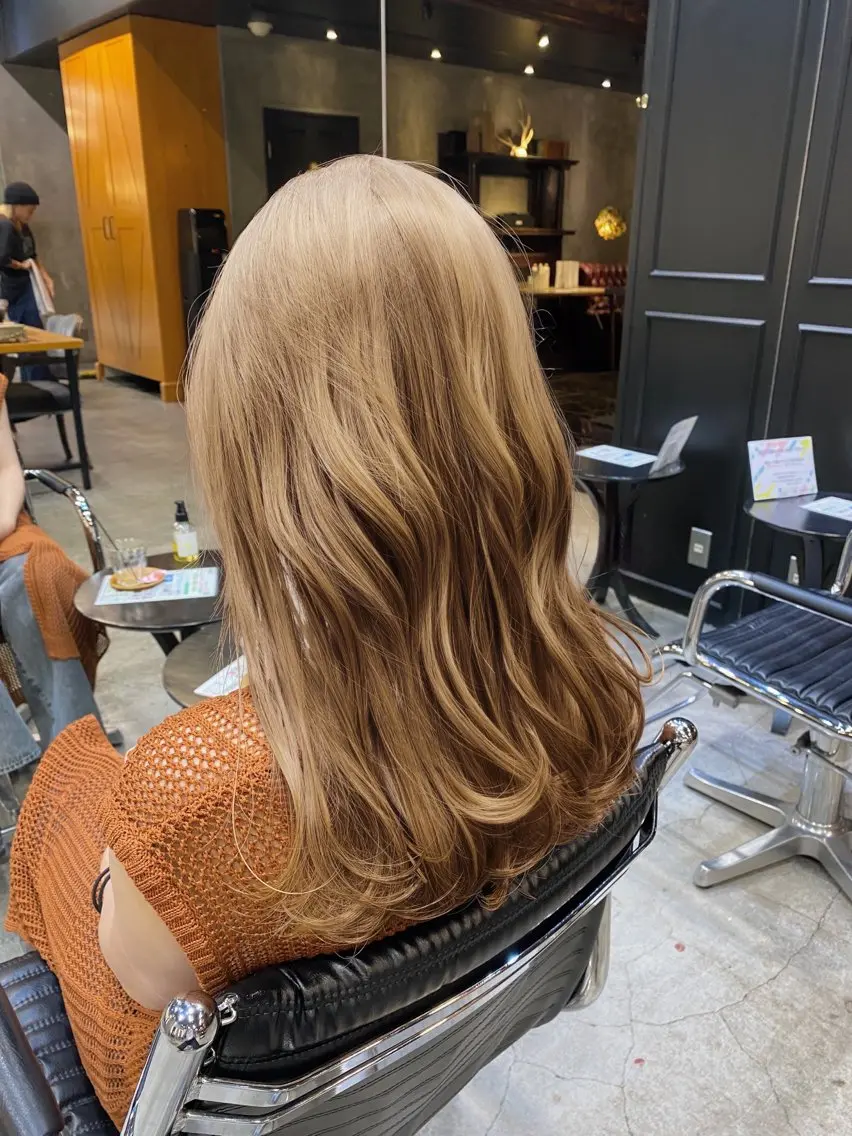 ミディアム カラー ベージュカラー ブリーチ ダブルカラー ミルクティーベージュ ブリーチなしカラー カット ヘアカラー 透明感カラー🌿 グレージュ🐺陽介のヘアスタイル