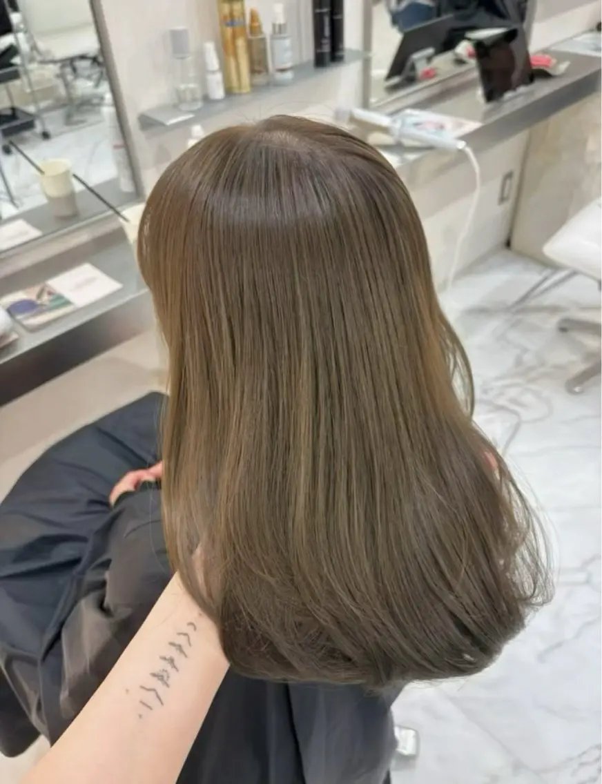 ミディアム カラー パーマ ベージュカラー ブリーチ 透明感カラー ダブルカラー グレージュ ヘアカラー TOMO/ブリーチ 無しオリーブのヘアスタイル