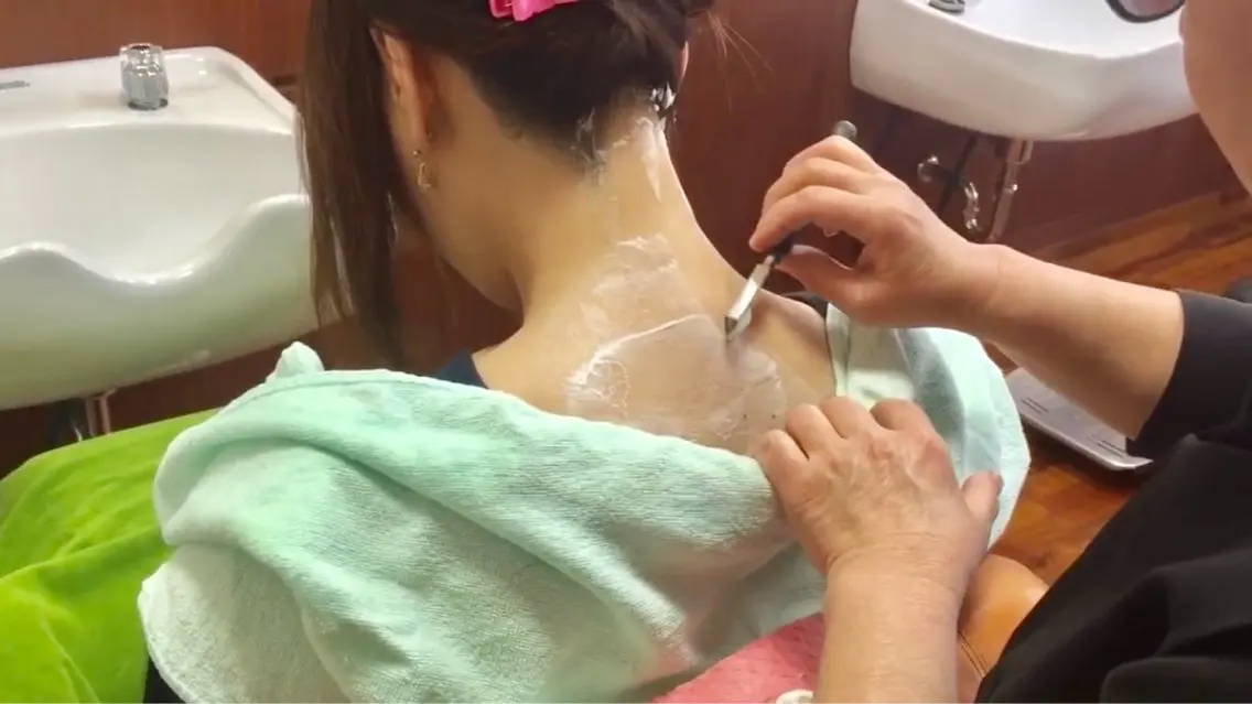 うなじ剃りの写真