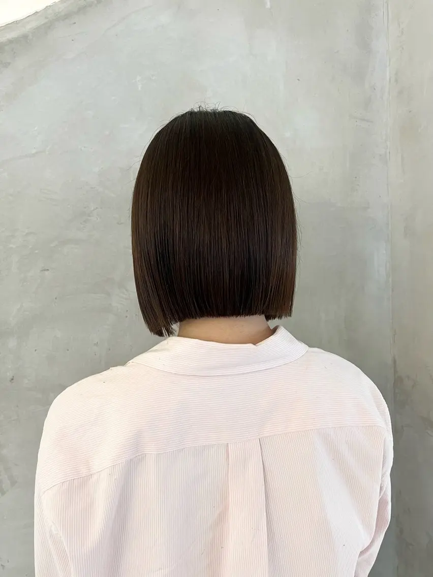 ミディアム 切りっぱなしボブ/ 艶カラー/綾莉のヘアスタイル