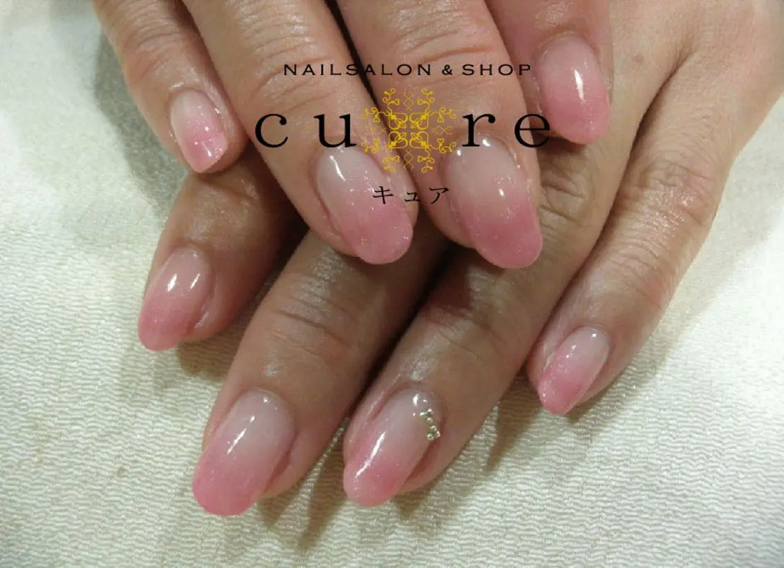 ミディアム ネイル グラデーション ピンク リボン ハンドネイル ネイルサロン Cureのネイルデザイン