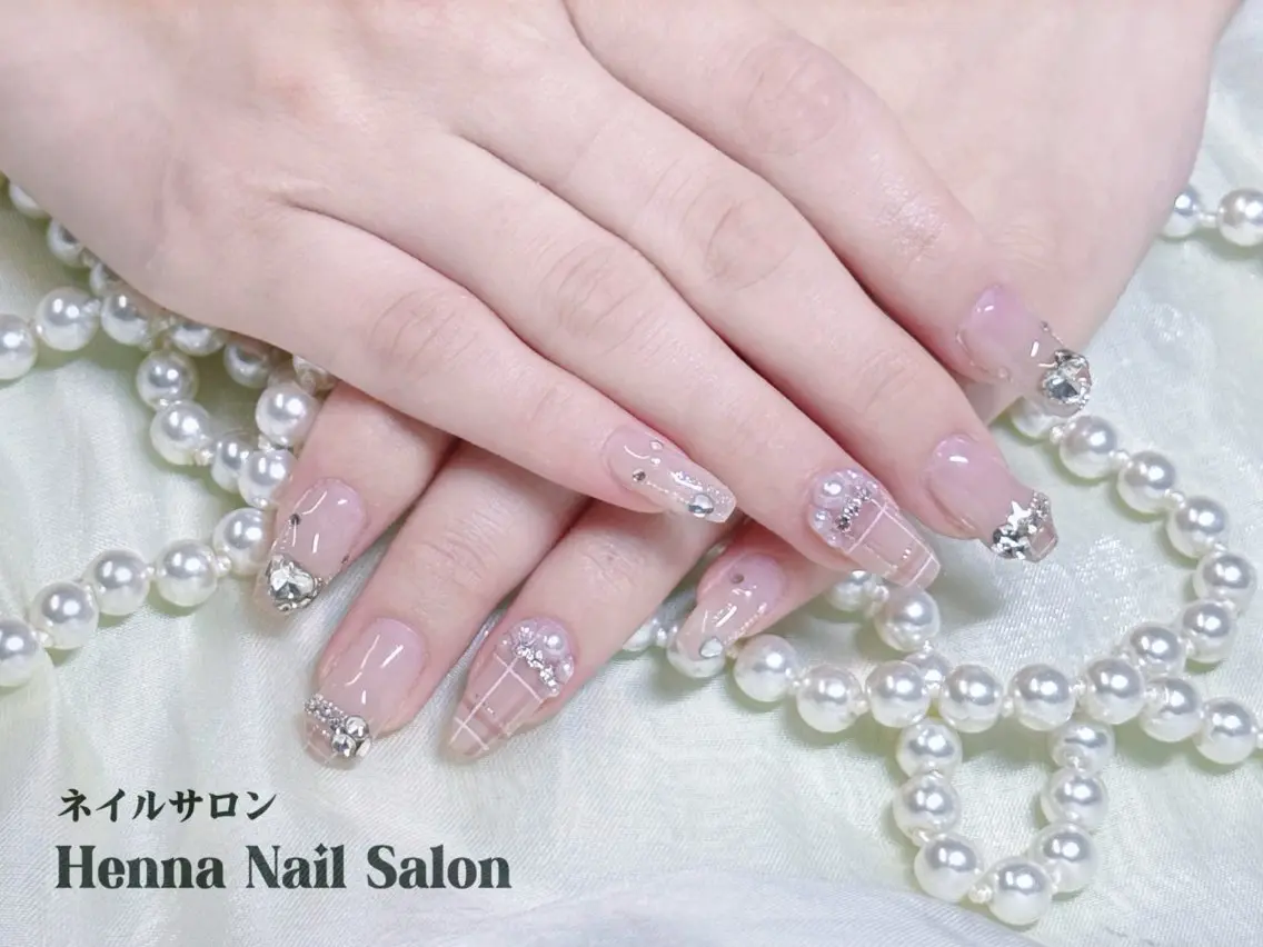 ネイル ハンドネイル Henna Kongssalonのネイルデザイン