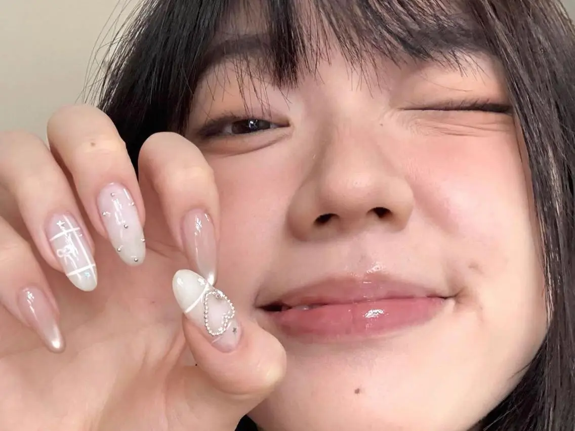 ネイル ジェルネイル ガーリー ホログラムネイル ワンカラーネイル ピンク ハンドネイル ハンドケア 🎀Momo 🎀のネイルデザイン