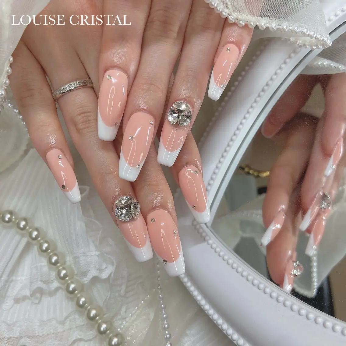 ネイル ハンドネイル LOUISE CRYSTALのネイルデザイン
