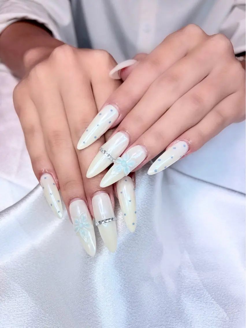 ネイル ドット フラワーネイル ミラーネイル ホワイト ハンドネイル pivo nail salonのネイルデザイン