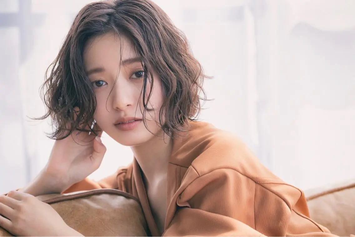 ミディアム カラー ヘアアレンジ 透明感カラー 橘　愛佳/暖色系 レイヤーカットのヘアスタイル