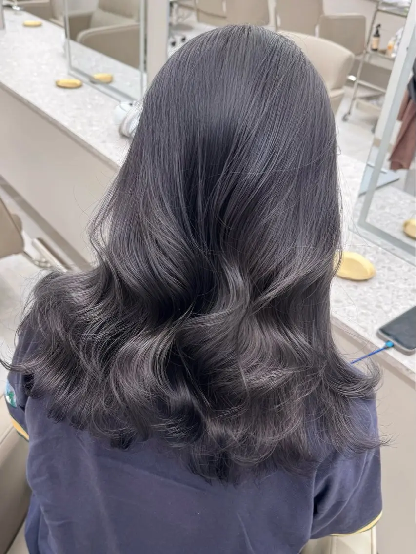 セミロング ハイトーンイヤ リングカラー清水隆央のヘアスタイル