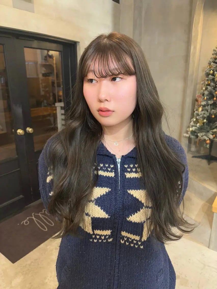 ロング カラー グレージュ オリーブグレージュ オリーブグレー 小西 萌々香のヘアスタイル