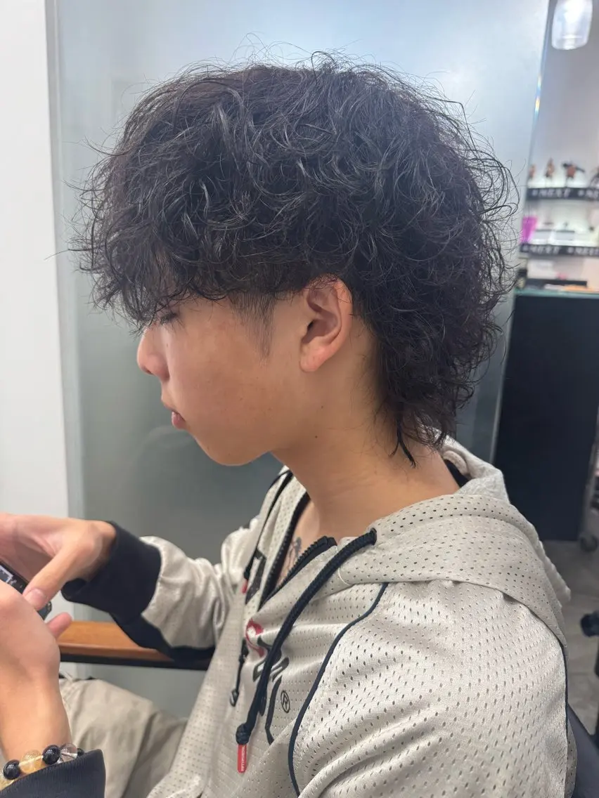 パーマ メンズ メンズパーマ 波巻きパーマ メンズウルフカット ウルフカット カット パーマ メンズヘア カット、パーマ特化のヘアスタイル