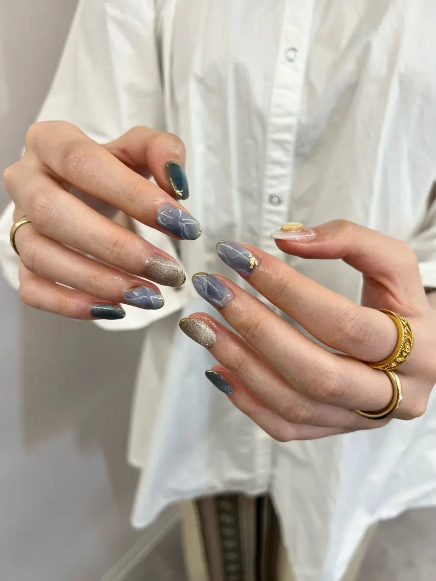 ネイル ブルー ジェルネイル ゴールド マグネットネイル 大理石ネイル(マーブル) ハンドネイル ハンドケア Bana_ Nailのネイルデザイン