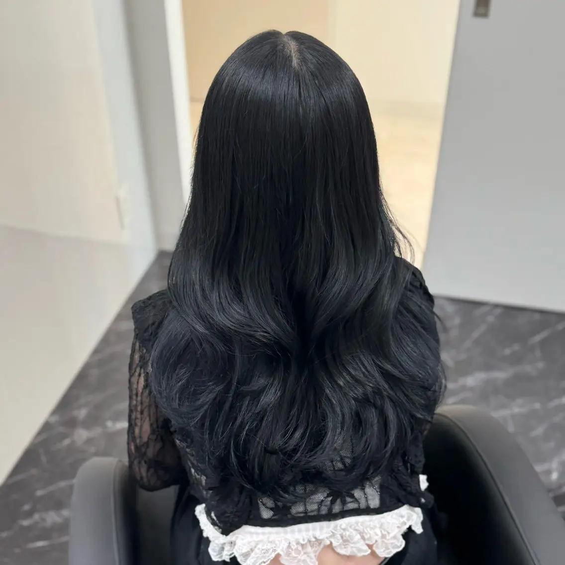 ロング カラー パーマ ヘアアレンジ メンズ キッズ メンズ韓国風 黒髪 ブルーカラー ブルーブラック レッドカラー 髪質改善Ⅰ透明感 艶カラーⅠたつやのヘアスタイル