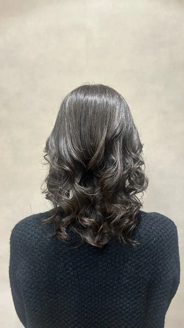 ミディアム ミディアムレイヤー ミディアムパーマ レイヤーカット 藤浪 凪沙のヘアスタイル
