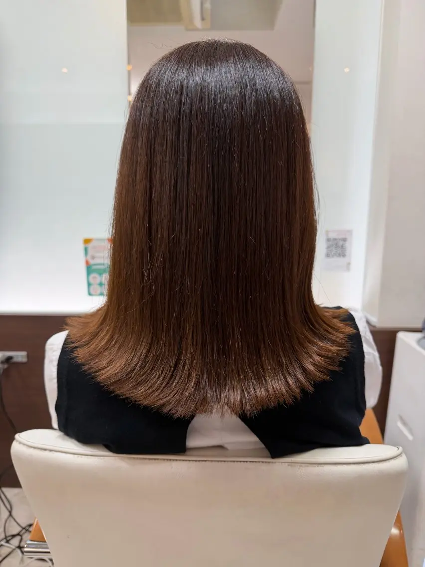 セミロング moe 美髪矯正 さらさらストレートのヘアスタイル